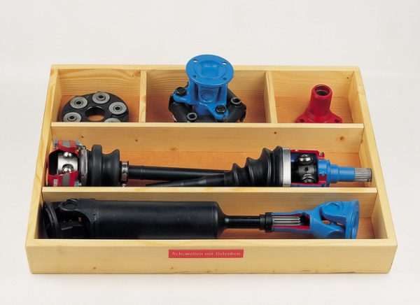 Axle shaft model case including joints